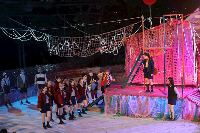 “Sineklerin Tanrısı” prömiyerini yaptı