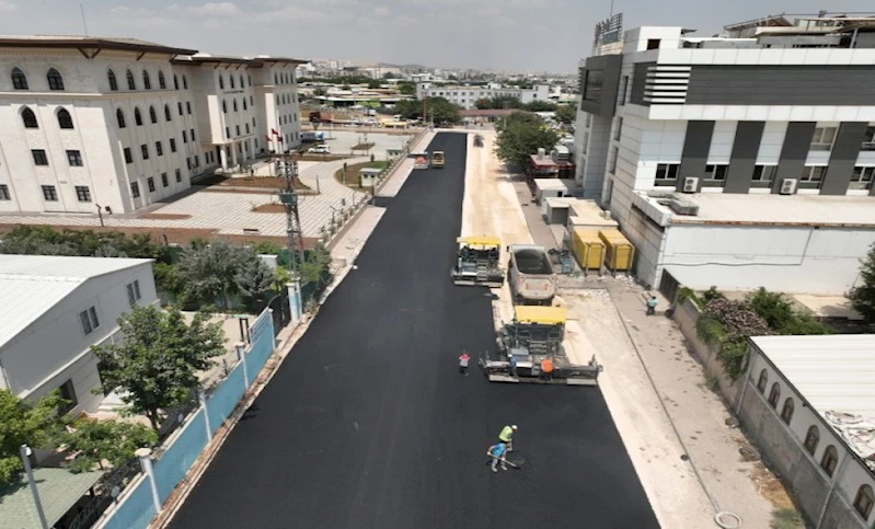 HALİLİYE KAYMAKAMLIĞI ÖNÜNDEKİ YOL SICAK ASFALTLA YENİLENİYOR