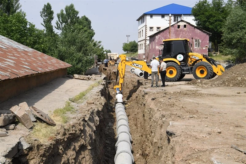 250 METRELİK YAĞMUR SUYU HATTI DÖŞENDİ.
