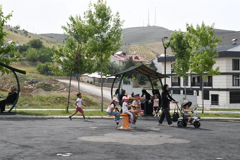 TÜM PARKLARIMIZDA TAHRİP OLAN OYUN ALANLARI YENİLENİYOR.
