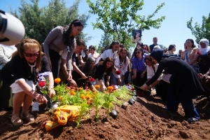 Sanatçı Ayşe Şan’ın cenazesi 29 yıl sonra Diyarbakır