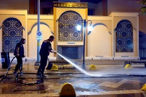 EKİPLERİMİZDEN GECE BOYU KAPSAMLI YIKAMA VE TEMİZLİK ÇALIŞMASI