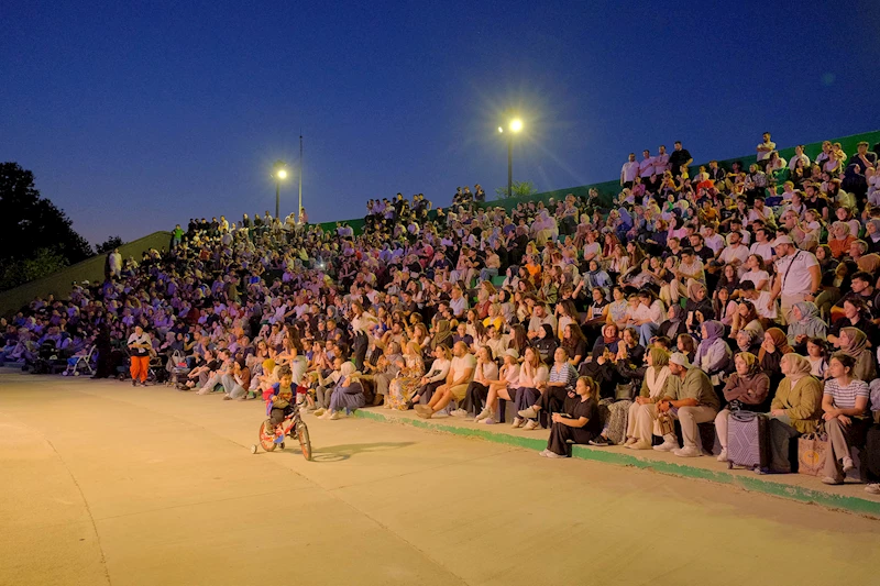 Büyükşehir’in ‘Yaz Seninle Güzel’ konser rüzgarında Emir Şamur coşkusu