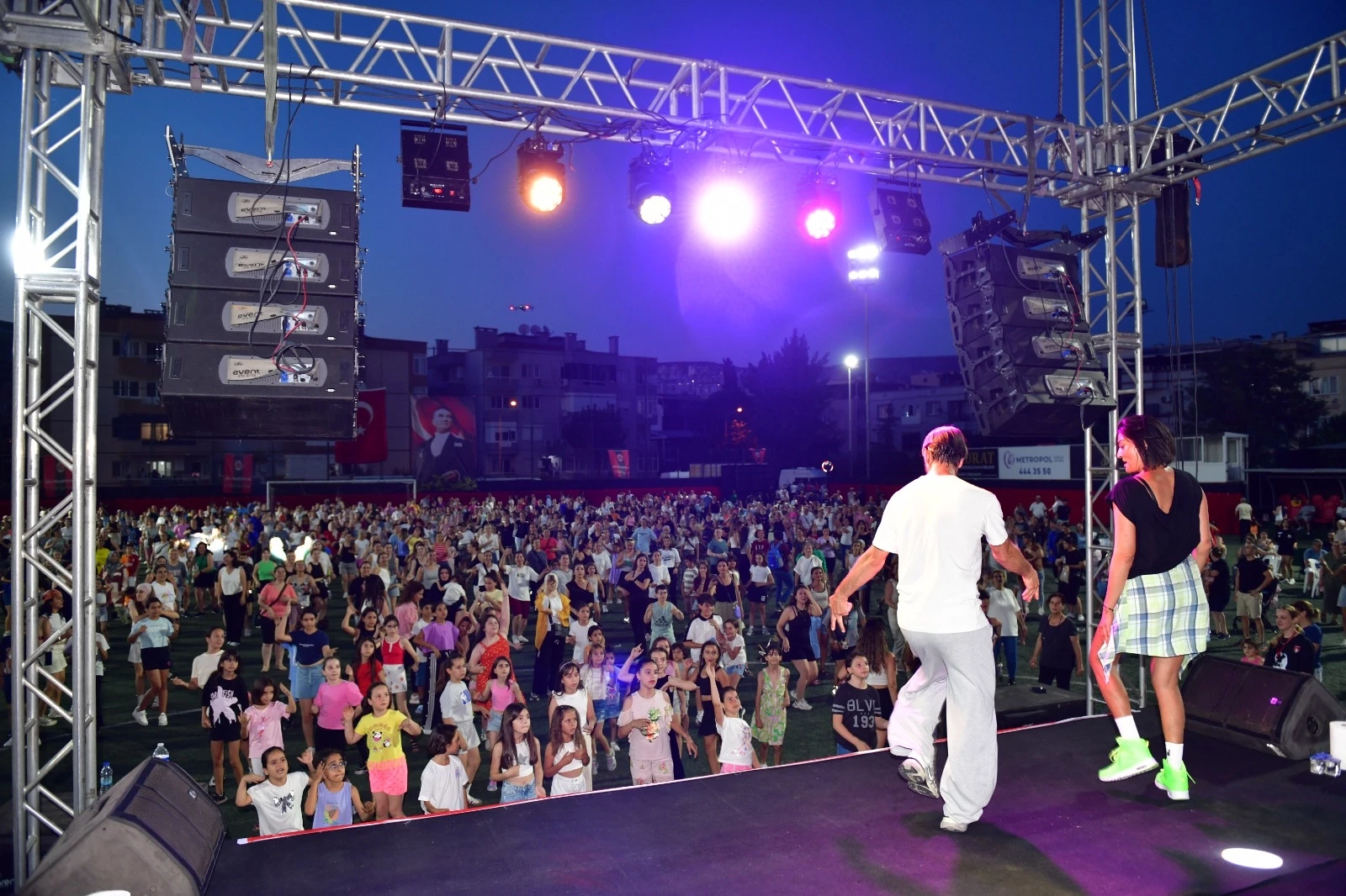 İzmir Çiğli müziğe ve dansa doydu