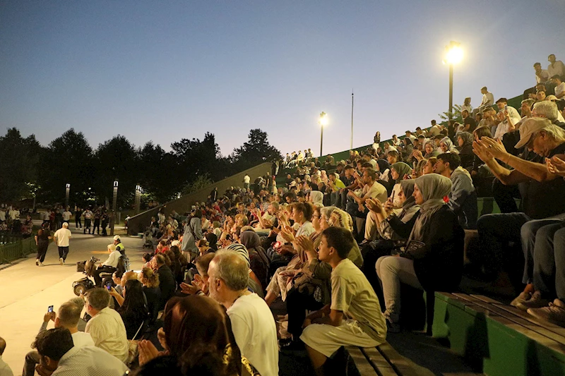 Büyükşehir’in yaz konserleri Millet Bahçesi’nde festival havasına dönüştü: Elif Kayacan’dan unutulmaz performans
