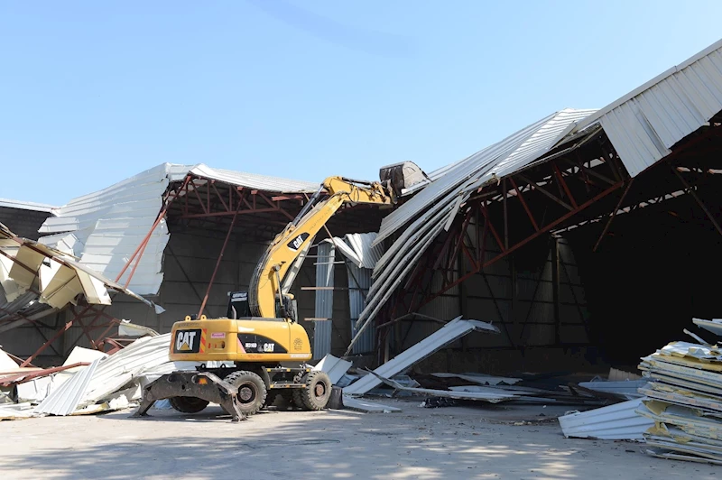 Çalı’da 2 bin 300 metrekarelik kaçak depo yıkıldı