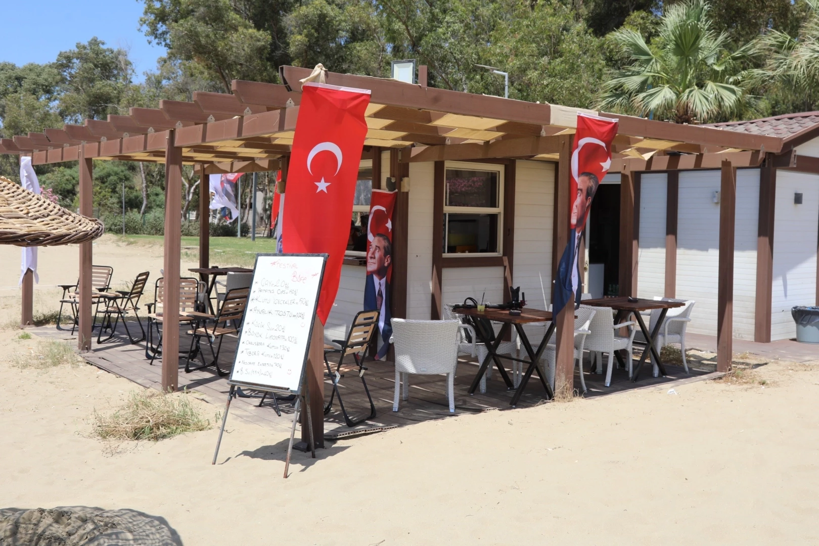 Pamucak Sahili’nde Festival Büfe hizmete girdi