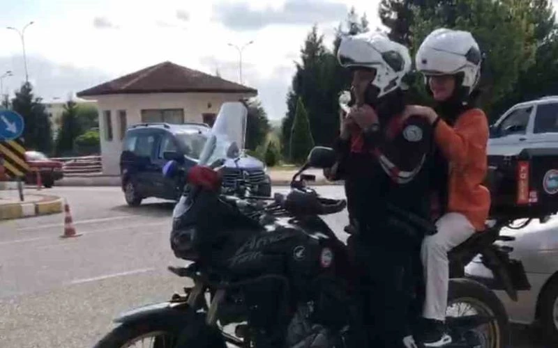 Kimliğini Kaybeden ve Sınav Yetişememe İhtimali Olan Öğrencilerin İmdadına Polis Ekipleri Yetişti