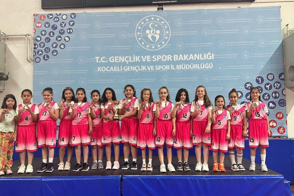 Kocaeli Çayırova’nın minikleri madalyaya doymuyor