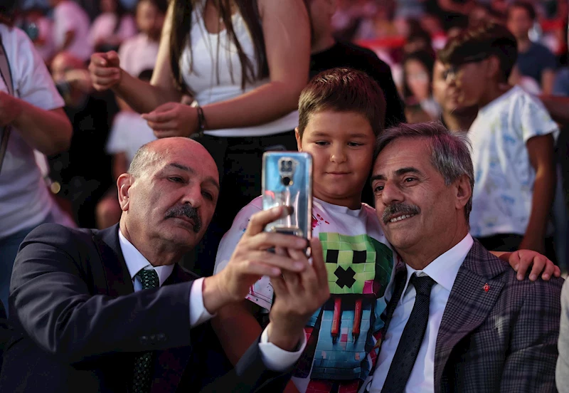 Vadideki dünya sahnesi İlyas Yalçıntaş konseri ve sahne şovlarıyla şölene dönüştü