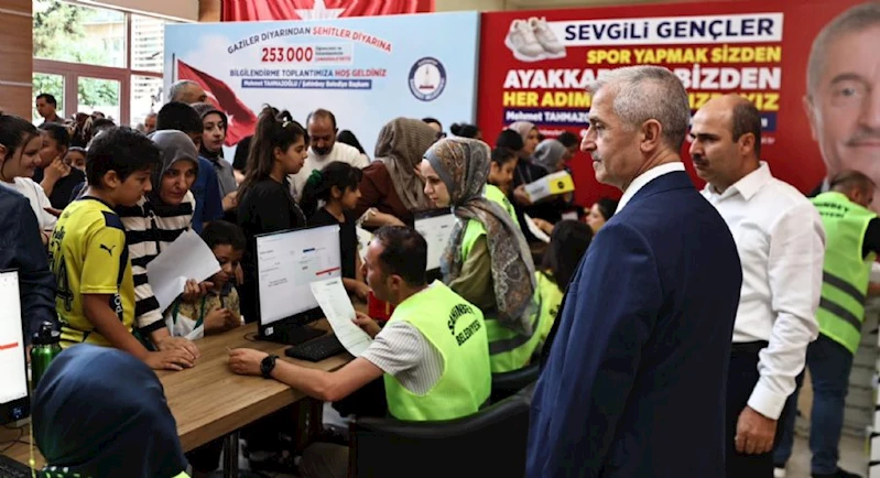 Belediyemizden Öğrencilere Karne Hediyesi