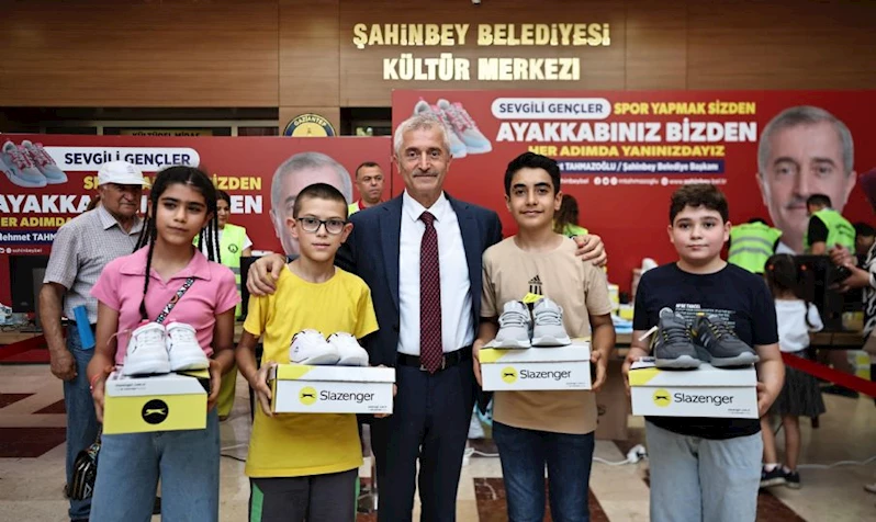 Belediyemizden Öğrencilere 1 Milyon 438 Bin Spor Ayakkabısı Hediye