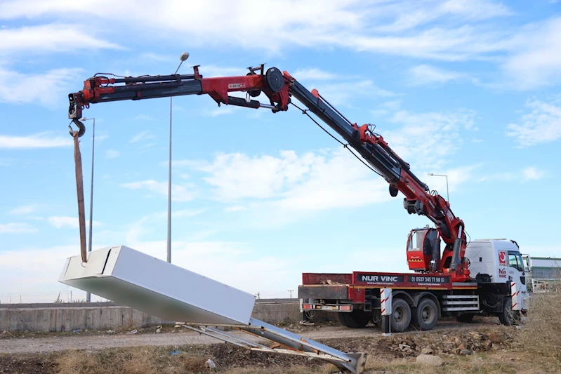 ZABITA EKİPLERİ ŞEHRİN ESTETİĞİNİ BOZAN TABELALARI TEK TEK SÖKÜYOR