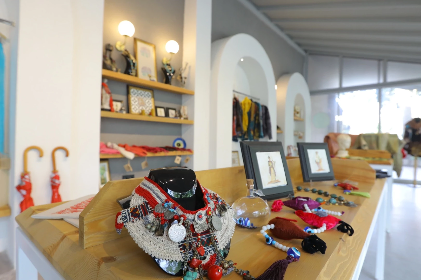 Efesium hediyelik eşya dükkânı’nda kadınların el emeği raflarda yerini alıyor