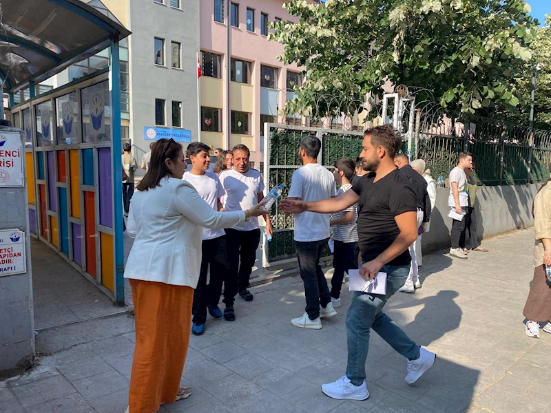 İZMİT BELEDİYESİ LGS’YE GİREN ÖĞRENCİLERİN BU YIL DA YANINDA OLDU