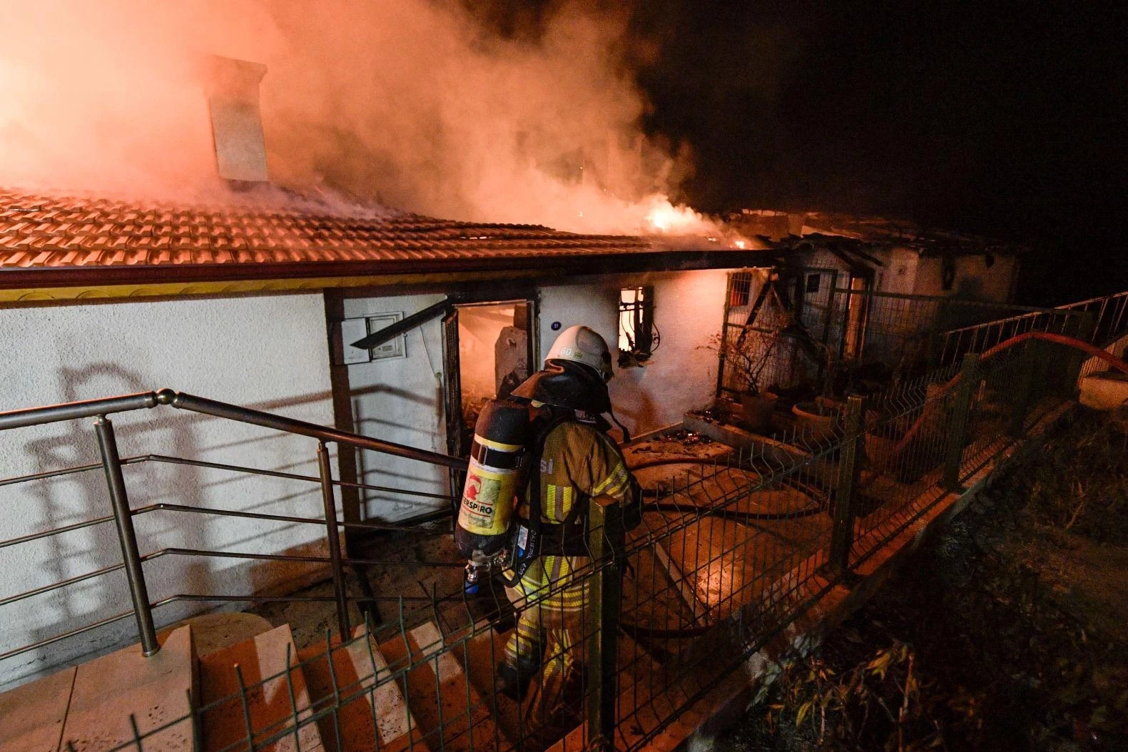 İzmir’de yangın kâbusu! 20 ev yandı, ekipler seferber oldu