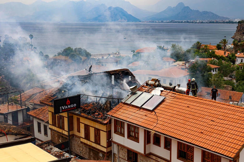 Antalya Büyükşehir İtfaiyesi 3 dakikada müdahale etti