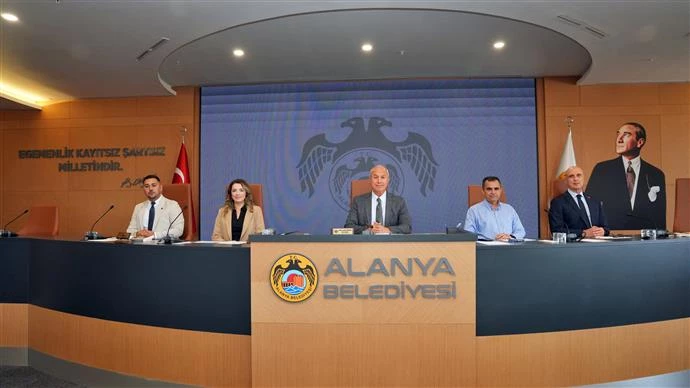 ESKİ BELEDİYE HİZMET BİNASININ GELECEĞİNE ALANYALILAR KARAR VERDİ