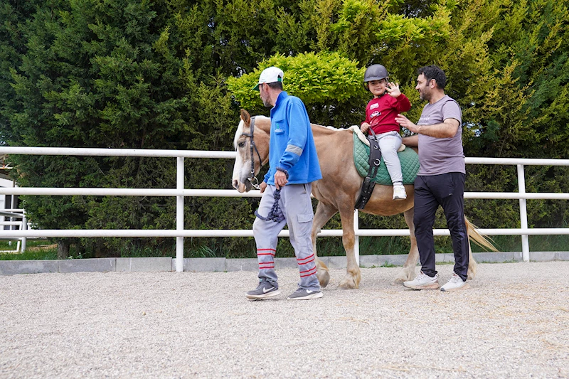 ADAPTİF BİNİCİLİKLE ÇOCUKLAR GELİŞİYOR