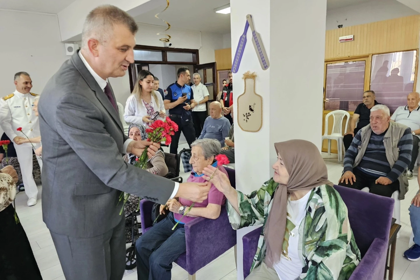 Gölcük protokolünden huzurevi sakinlerine sürpriz ziyaret