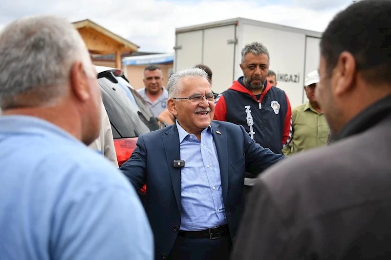 Başkan Büyükkılıç’tan Mimarsinan Kurban Pazarı’nda Sıkı Pazarlık ve Samimi Buluşma