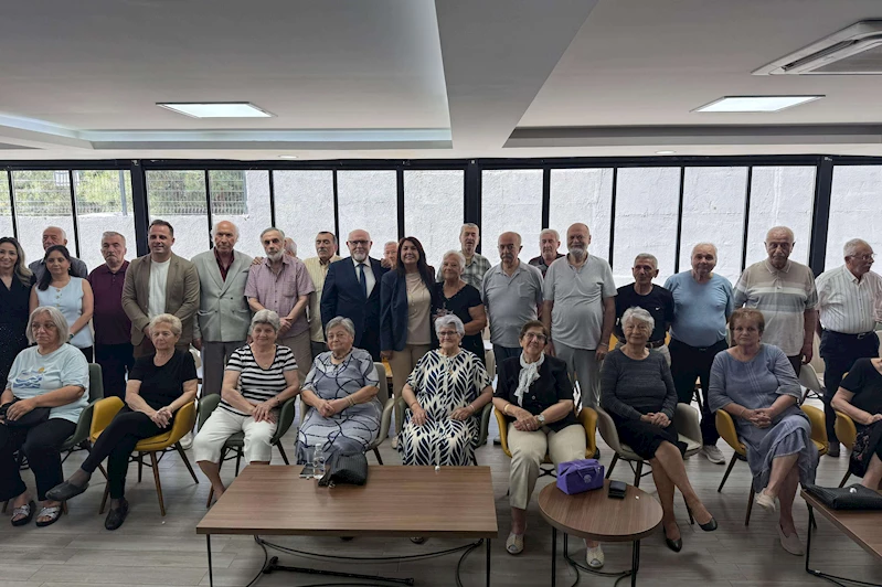 Huzurevi sakinlerine bayram ziyareti