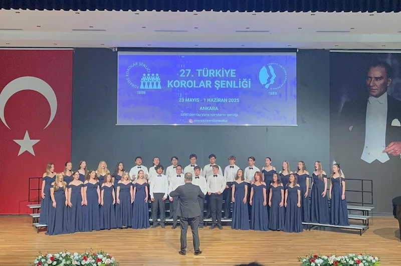 Nilüfer Gençlik Korosu başkentten ödülle döndü