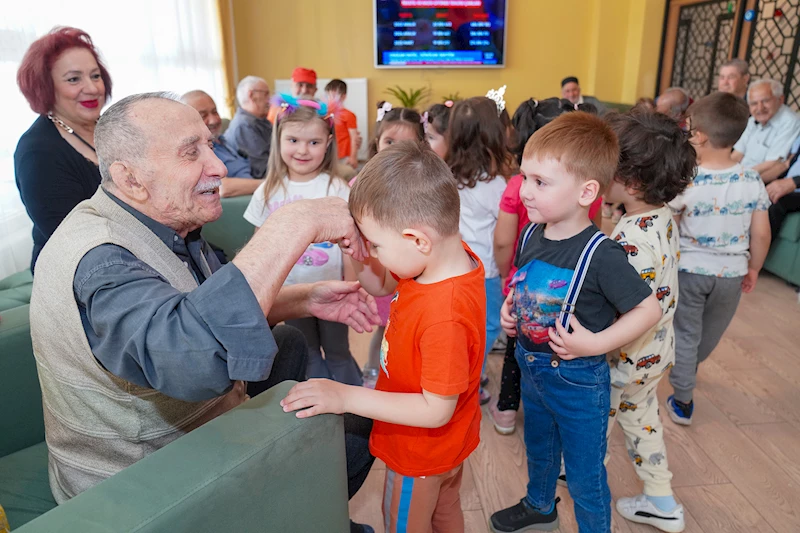 MİNİKLER BÜYÜKLERİYLE BAYRAMLAŞTI