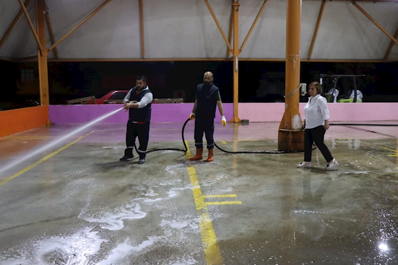 İZMİT BELEDİYESİNDEN YEŞİLOVA PAZARI’NDA BAYRAM ÖNCESİ GECE MESAİSİ