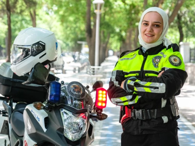 Konya’da Polislik Hayalini Gerçekleştiren Safiye Işık, Motosiklet Tutkusunu Mesleğiyle Buluşturdu