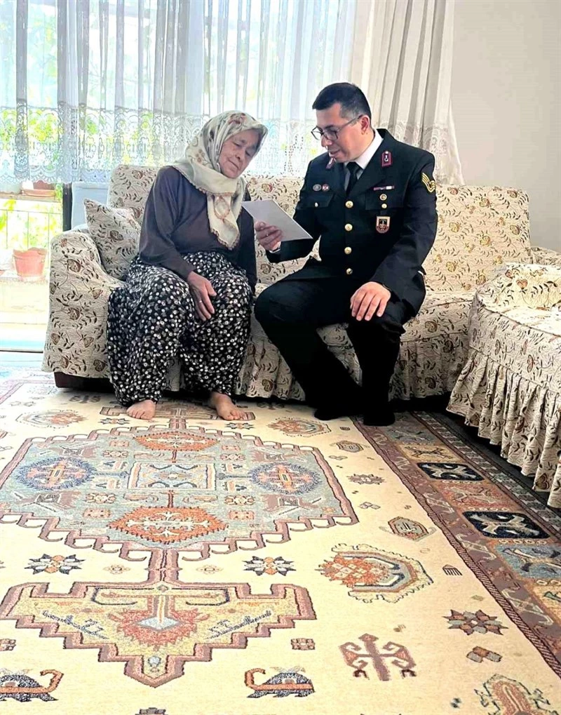 İl Jandarma Komutanlığı Ekipleri Şehit Ailelerini ve Kahraman Gazileri Ziyaret Ederek Bayramlaştı, Yalnız Olmadıklarını Bir Kez Daha Hissettirdiler