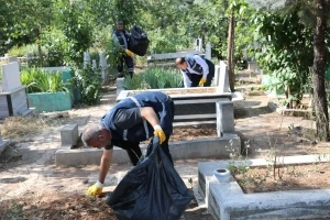 Mezarlıklarda bayram sonrası temizlik yapıldı