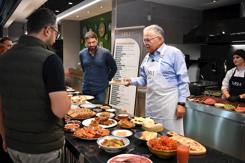 Başkan Büyükkılıç Önlüğü Giydi, Mutfağa Girdi, MSM Yemeklerini Tanıttı