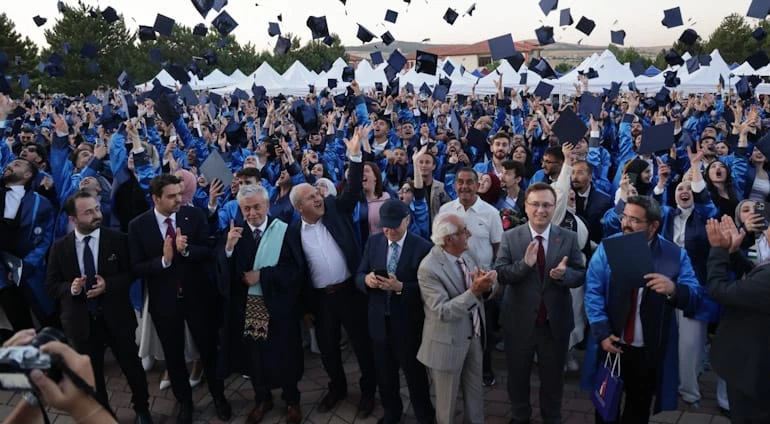 DUMLUPINAR ÜNİVERSİTESİ’NDE MEZUNİYET COŞKUSU YAŞANDI