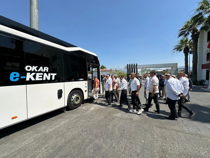 Muhtarlar elektrikli otobüsün test sürüşüne katıldı