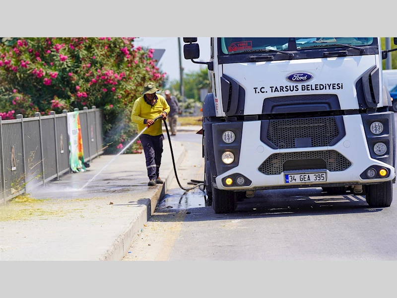 TARSUS BELEDİYESİ’NDEN HAL YOLU VE ANA CADDELERDE TİTİZ TEMİZLİK