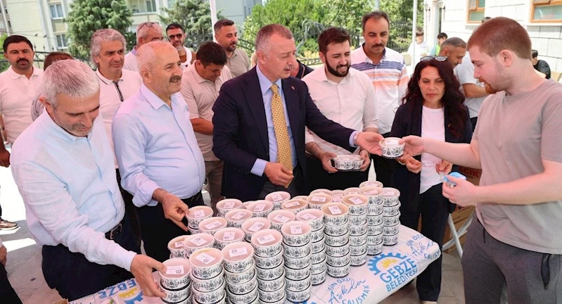 Başkanlar Cuma Namazı Sonrası Vatandaşa Aşure Dağıttı