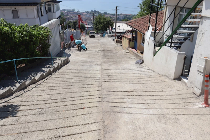 İZMİT BELEDİYESİ NEŞE SOKAK’TA 20 YILLIK ULAŞIM SORUNUNU ÇÖZDÜ