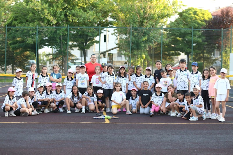 AKSARAY BELEDİYESİ YAZ SPOR OKULLARI’NDA TENİS HEYECANI YAŞANIYOR