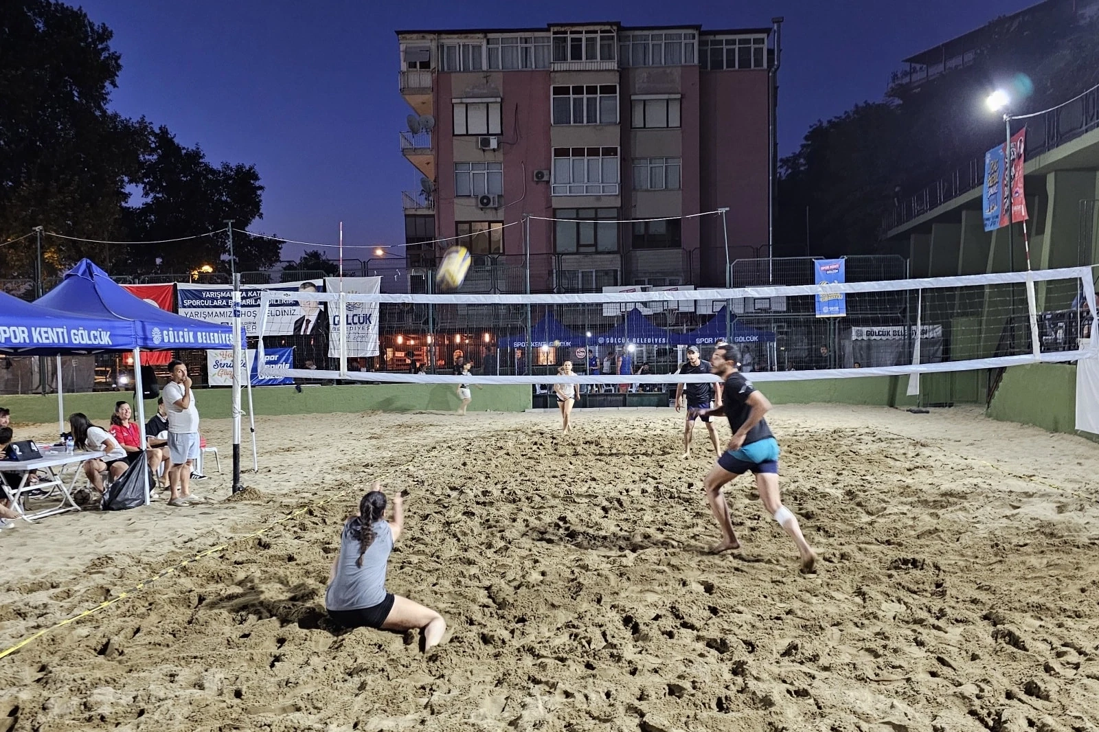 Kocaeli Gölcük’te plaj voleybolu turnuvası büyükler kategorisinde sona erdi