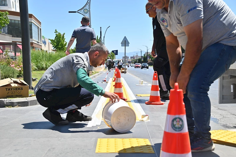 Görme Engelliler için Hissedilebilir Zemin Uygulaması Sürüyor