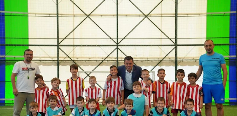 Başkan Sarıkurt, Yaz Spor Okullarının Futbol Kursunu Ziyaret Etti