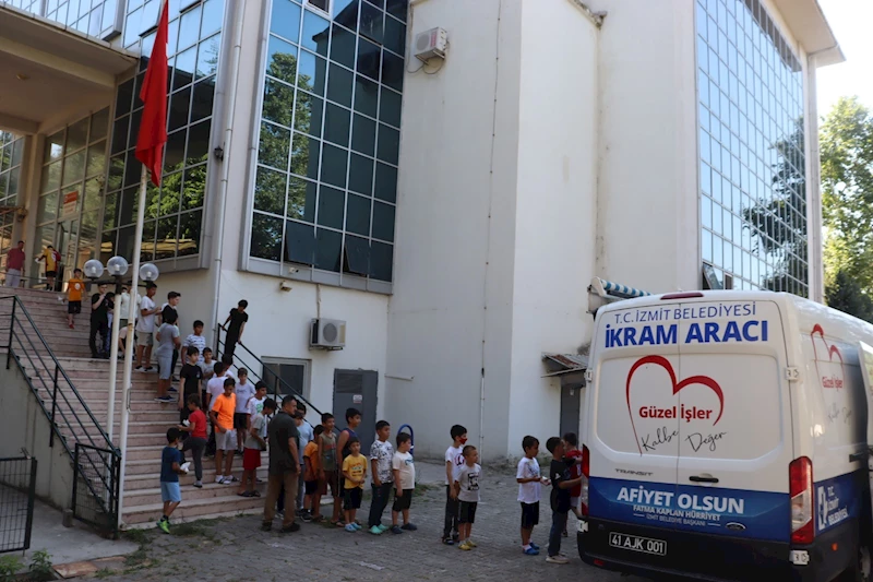 İZMİT BELEDİYESİNDEN KUR’AN KURSU ÖĞRENCİLERİNE İKRAM SÜRPRİZİ