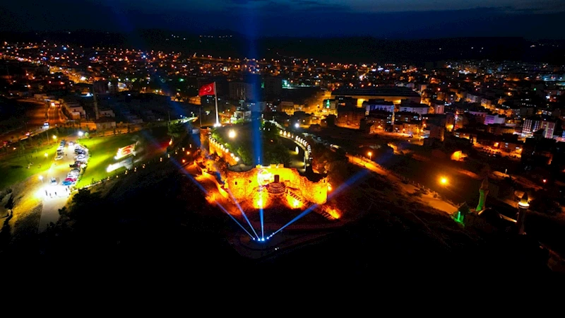 15 Temmuz’da Geceyi Aydınlatan Işık; Ay Yıldız