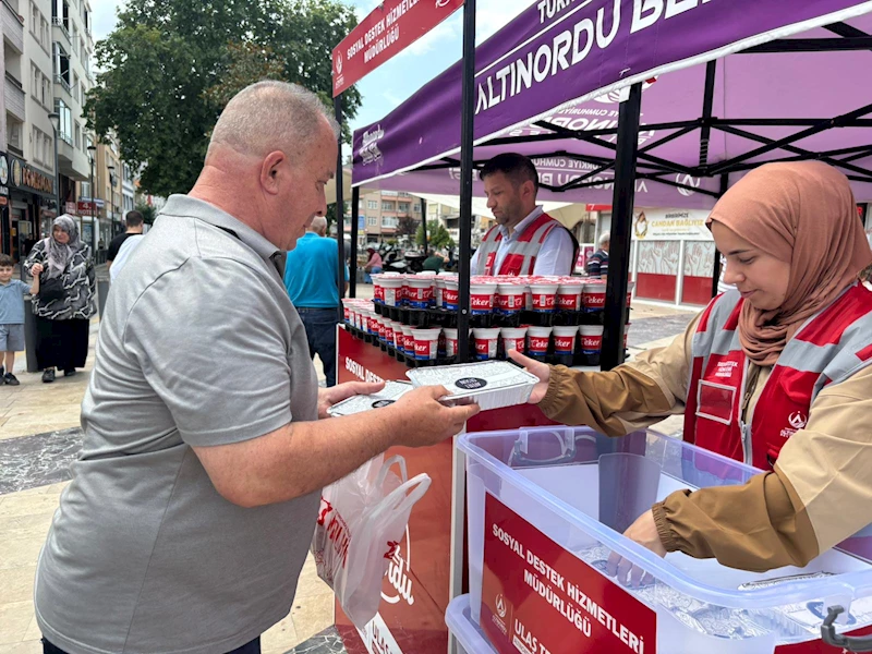 ALTINORDU BELEDİYESİ ŞEHİTLER İÇİN VATANDAŞLARA PİDE-AYRAN İKRAM ETTİ
