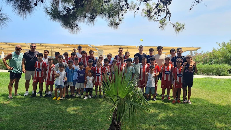 Başkan Topaloğlu’ndan geleceğin futbolcularına yemek