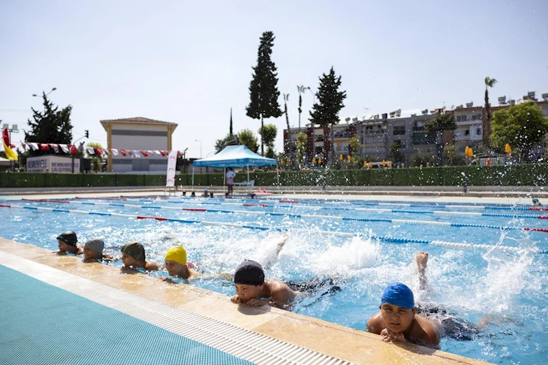 Mersin’de 7’den 70’e Herkes Eğlenerek Yüzme Öğreniyor