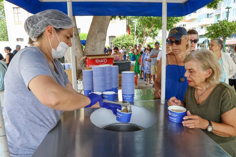 Antalya Büyükşehir Belediyesi’nin geleneksel aşure ikramları devam ediyor