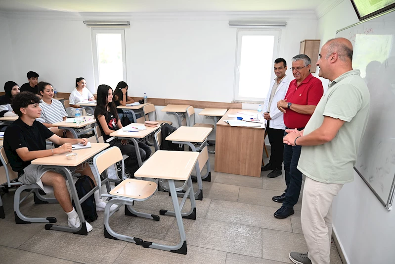 Başkan Topaloğlu’ndan gençlere aşure ikramı