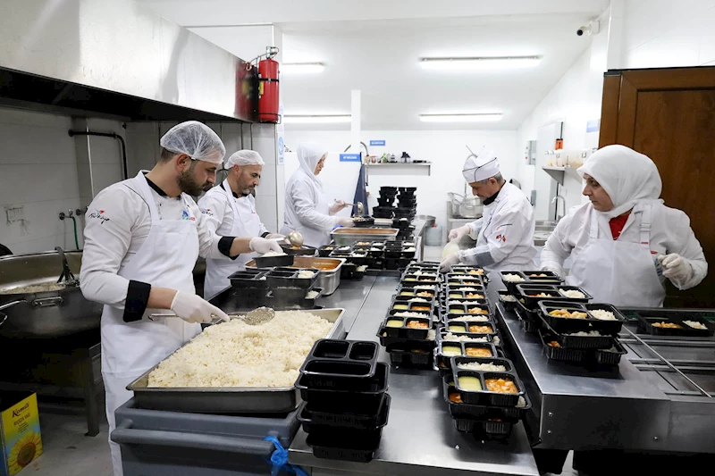 Sakarya’da yüzlere tebessüm olan en lezzetli yemekler bu kazanda pişiyor